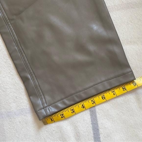 Abercrombie & Fitch High Rise Curve Love Vegan Leather Cargo Pants - Picture 12 of 13